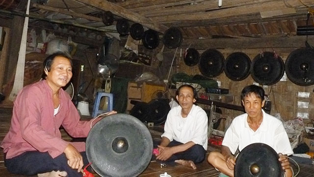 Ông Xô (bên trái) giới thiệu chiếc chiêng vừa sưu tầm được.