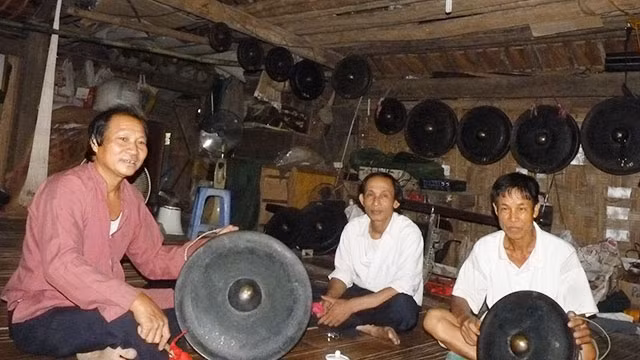 Ông Xô (bên trái) giới thiệu chiếc chiêng vừa sưu tầm được.