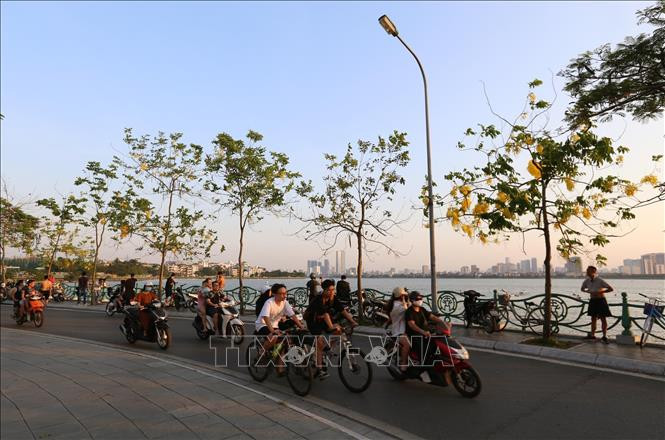 Một góc đường Thanh Niên đi qua Hồ Tây. Ảnh: TTXVN.