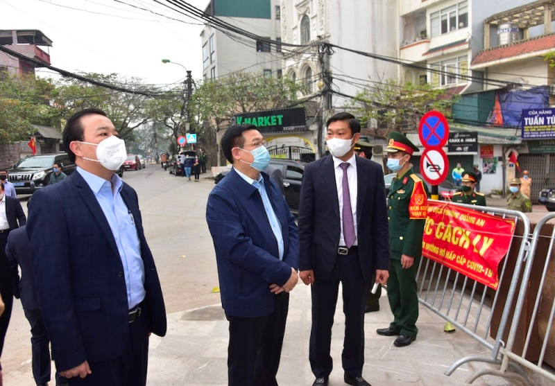 Bí thư Thành ủy Hà Nội Vương Đình Huệ kiểm tra công tác cách ly tại khách sạn Somerset West Point, nơi phát hiện bệnh nhân mắc Covid-19.