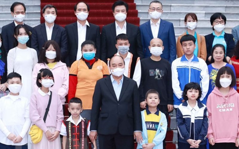 Chủ tịch nước Nguyễn Xuân Phúc với các học sinh xuất sắc trong cuộc thi vẽ tranh và sáng tác văn học "Vì một Việt Nam tất thắng". (Ảnh: Thống Nhất/TTXVN)