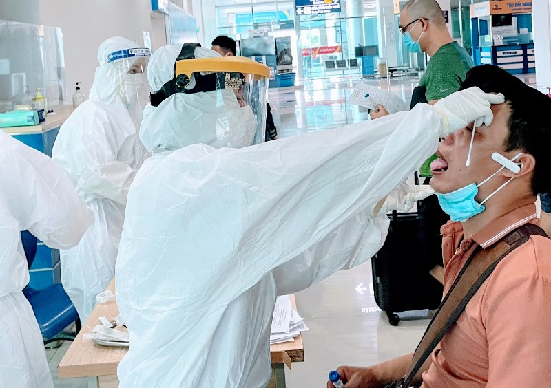 Lấy mẫu xét nghiệm SARS- CoV-2. (Ảnh minh họa)