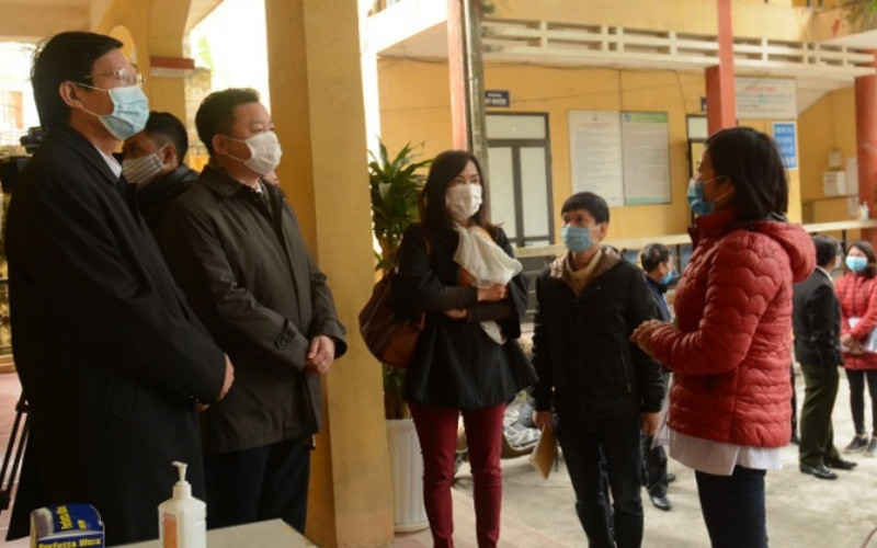 Lực lượng chức năng kiểm tra công tác phòng, chống dịch tại huyện Thường Tín. 