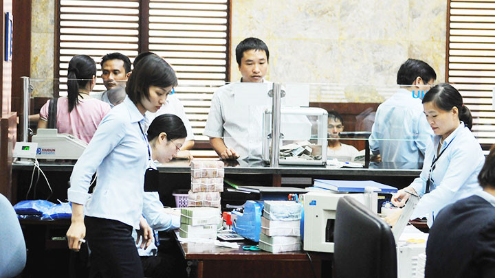 Nhiều ngân hàng đưa ra tín hiệu từ lãi suất cho vay để hỗ trợ doanh nghiệp và người vay vốn. Ảnh: NAM ANH