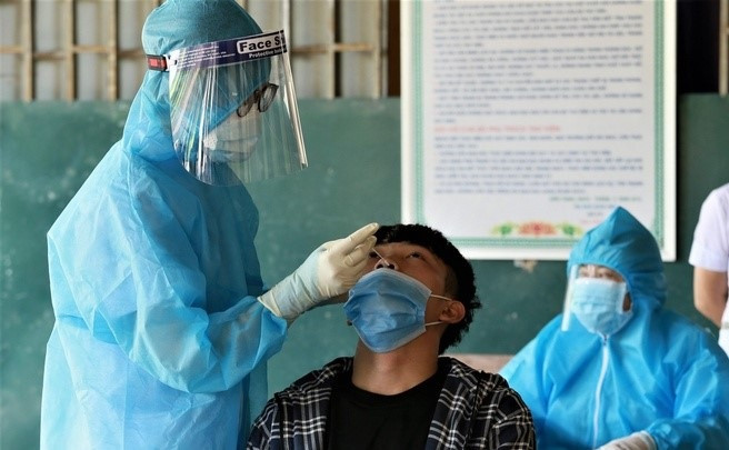 Thí sinh dự thi tốt nghiệp THPT được xét nghiệm Covid-19.