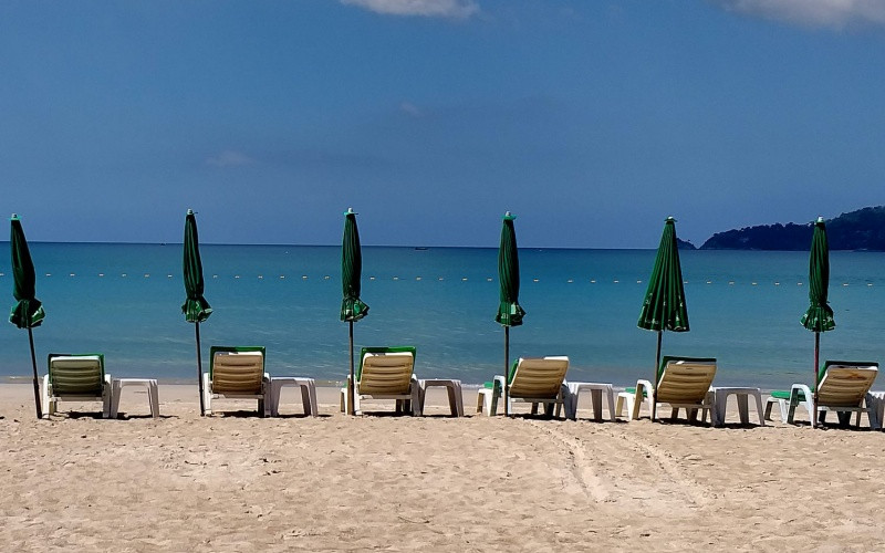 Một bãi biển vắng du khách ở Phuket, Thái Lan đầu năm 2021. (Ảnh: Bưu điện Bangkok)