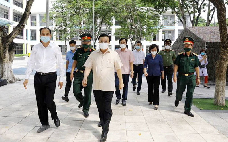 Bí thư Thành ủy Hà Nội Đinh Tiến Dũng kiểm tra công tác phòng, chống dịch bệnh Covid-19 tại quận Tây Hồ. 