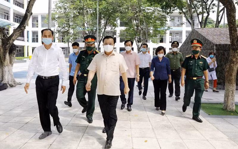 Bí thư Thành ủy Hà Nội Đinh Tiến Dũng kiểm tra công tác phòng, chống dịch bệnh Covid-19 tại quận Tây Hồ. 