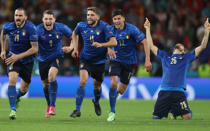 Các cầu thủ Italia ăn mừng sau khi giành chiến thắng trong loạt sút luân lưu trước Tây Ban Nha. (Ảnh: UEFA)