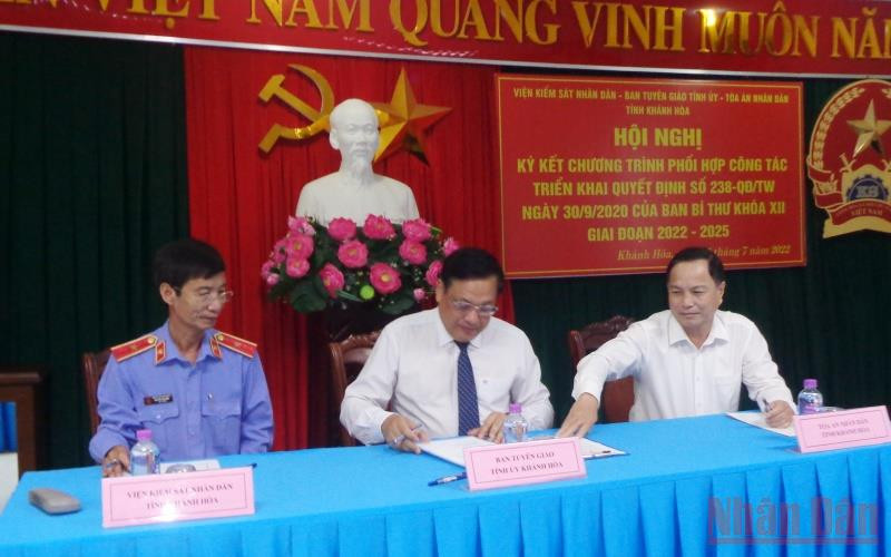 Lãnh đạo các đơn vị ký kết chương trình phối hợp. (Ảnh: PHONG NGUYÊN)