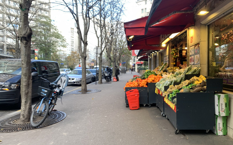 Sức tiêu dùng ở Pháp giảm mạnh trong những ngày phong tỏa đợt hai. Chỉ có cửa hàng bán hàng tiêu dùng thiết yếu được mở cửa. 