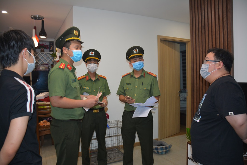 Công an TP Hạ Long và PA08 CA tỉnh kiểm tra chung cư có người NN tạm trú tại phường Hùng Thắng, TP Hạ Long. Ảnh PA 08 CA tỉnh Quảng Ninh. 