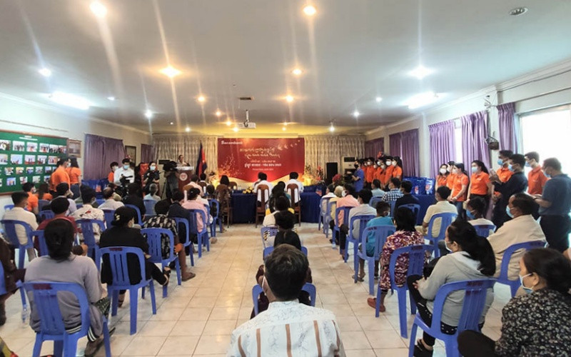 Ngân hàng Sacombank Cambodia tặng quà Tết cho bà con, sáng 22-1.