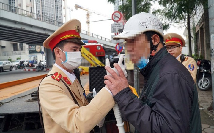 Cảnh sát giao thông Hà Nội tích cực thực hiện việc chia sẻ thông tin lên Cổng Dịch vụ công quốc gia, nhằm giúp người vi phạm giao thông nộp phạt trực tuyến.