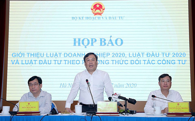 Thứ trưởng KHĐT Vũ Đại Thắng (đứng) chủ trì Họp báo.