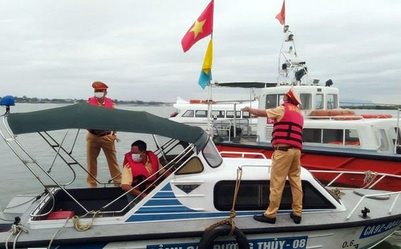 Lực lượng Cảnh sát giao thông triển khai công tác tìm kiếm, cứu nạn. 