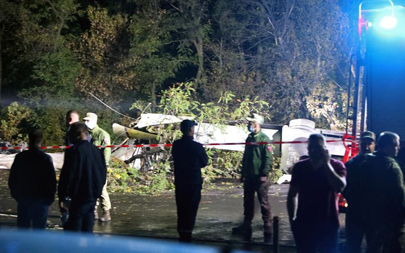 Hiện trường vụ máy bay quân sự rơi tại Ukraine. Ảnh: Reuters.