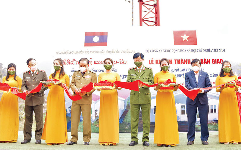 Lễ bàn giao trụ sở công an bản do Việt Nam hỗ trợ Lào tại bản Nonghet Tay (Lào) vào tháng 12/2021. Ảnh TTXVN 