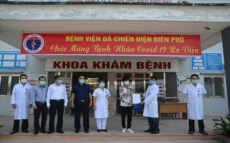 Sở Y tế tỉnh Điện Biên trao chứng nhận khỏi bệnh bệnh nhân 1972.