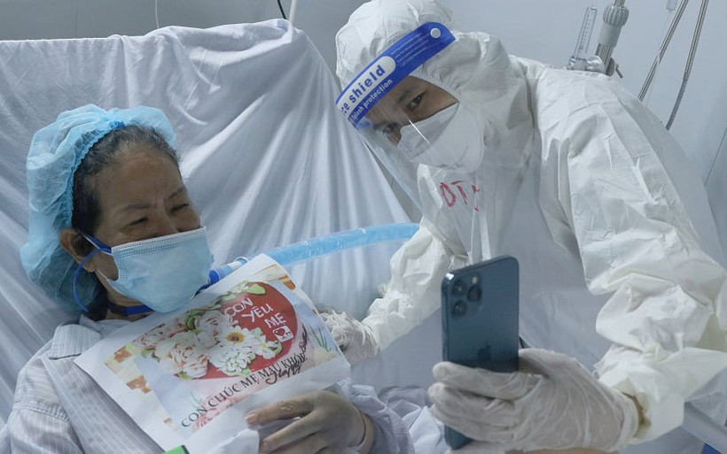 Bệnh nhân Trần Thị Tuyết và món quà sinh nhật đặc biệt. (Ảnh: Bệnh viện cung cấp).