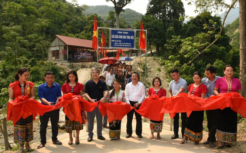 Các đại biểu cắt băng khánh thành cầu.