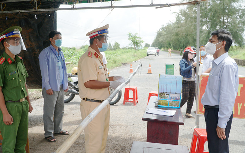 Bí thư Tỉnh ủy Sóc Trăng Lâm Văn Mẫn thăm và động viên lực lượng chống dịch tại chốt kiểm soát phòng, chống Covid-19.