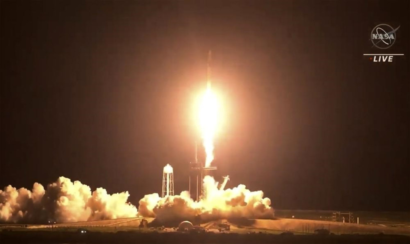 Hình ảnh phóng tàu vũ trụ của SpaceX vào ngày 23-4 được cắt từ clip của NASA.