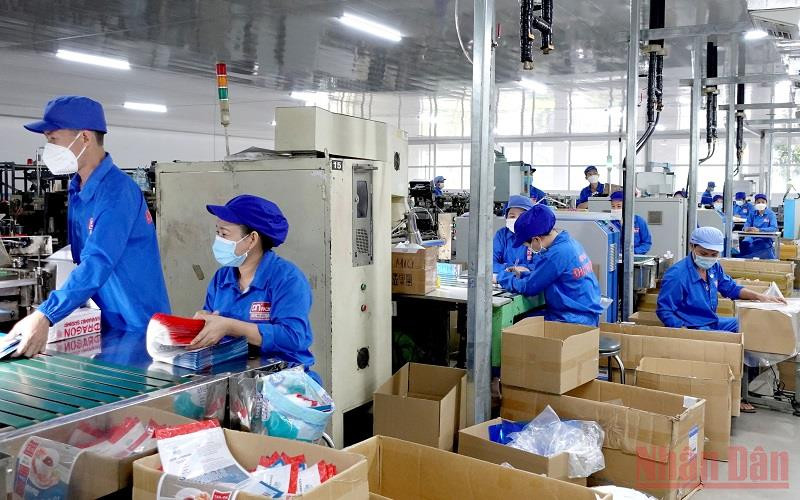 Thực hiện tốt chính sách bảo hiểm xã hội, nhiều doanh nghiệp ở Sóc Trăng vẫn duy trì ổn định sản xuất trong thời gian dịch Covid-19 bùng phát.