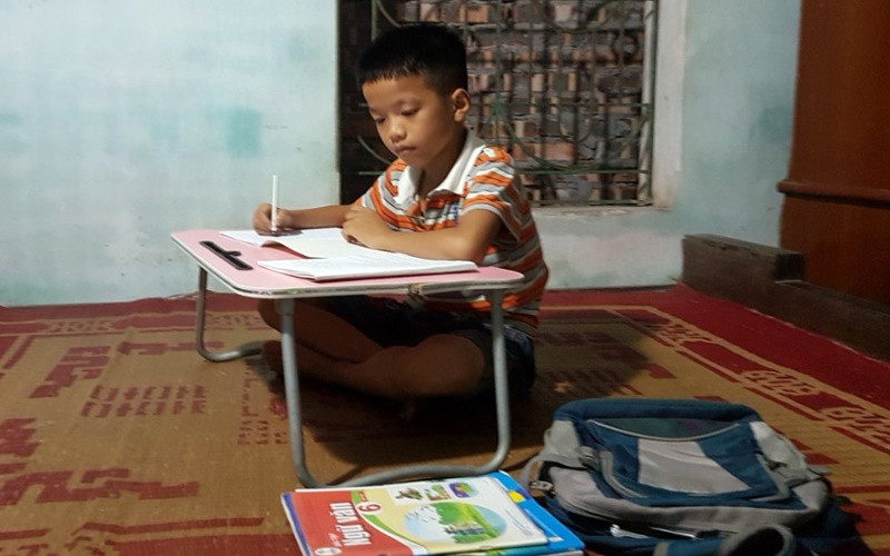 Em Nguyễn Đức Trung, lớp 6B Trường tiểu học và THCS An Vũ (huyện Quỳnh Phụ, tỉnh Thái Bình) không có thiết bị học trực tuyến.