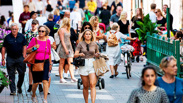 Các biện pháp hạn chế đi lại được dỡ bỏ tại châu Âu. Ảnh: FINANCIAL TIMES