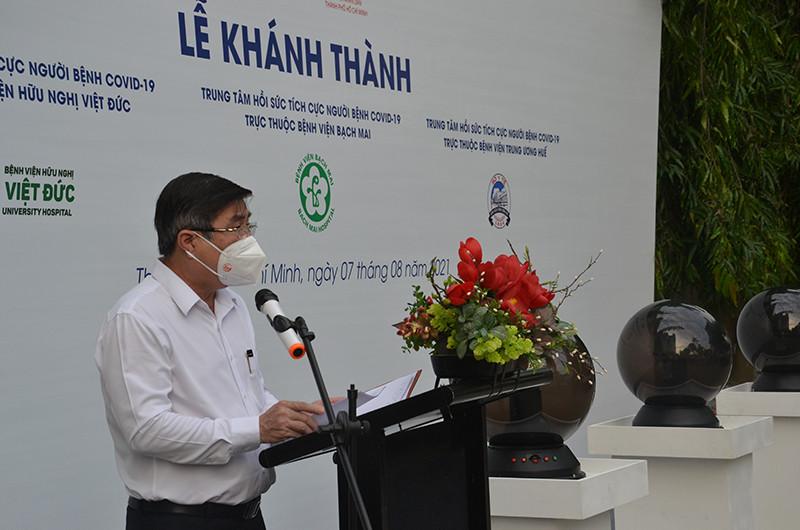 Chủ tịch Ủy ban nhân dân TP Hồ Chí Minh Nguyễn Thành Phong phát biểu trong buổi khánh thành ba trung tâm hồi sức tại thành phố ngày 7/8.