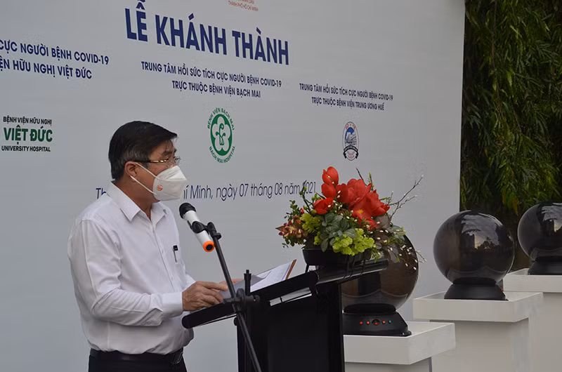 Chủ tịch Ủy ban nhân dân TP Hồ Chí Minh Nguyễn Thành Phong phát biểu trong buổi khánh thành ba trung tâm hồi sức tại thành phố ngày 7/8.