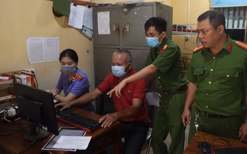 Đối tượng Vũ Văn Hà (áo đỏ) thực hiện lại các thao tác làm giả Giấy xét nghiệm Covid-19 trên máy tính cá nhân.