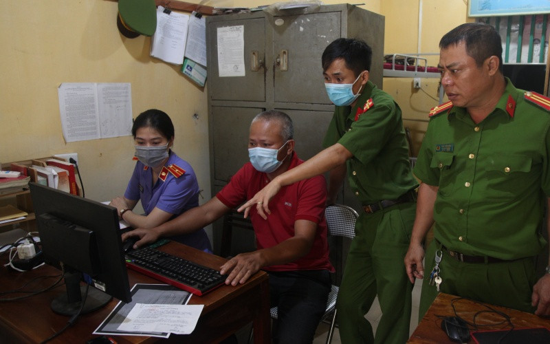 Đối tượng Vũ Văn Hà (áo đỏ) thực hiện lại các thao tác làm giả Giấy xét nghiệm Covid-19 trên máy tính cá nhân.