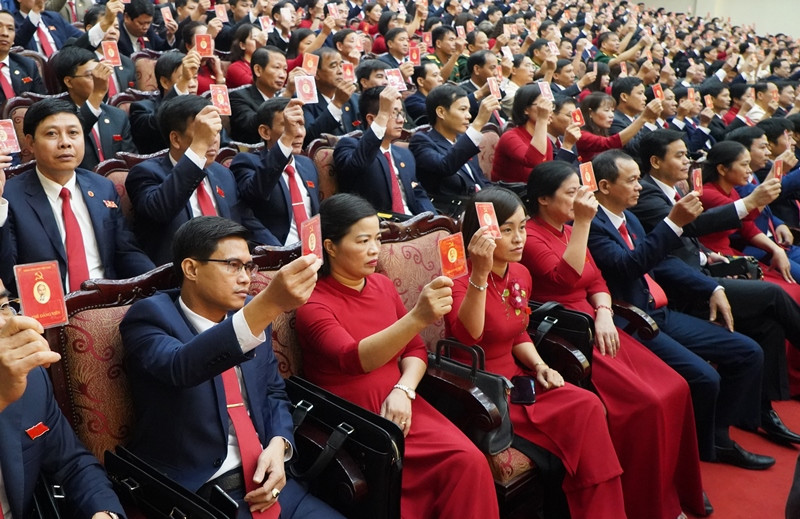 Các đại biểu biểu quyết thông qua nội dung chương trình đại hội.