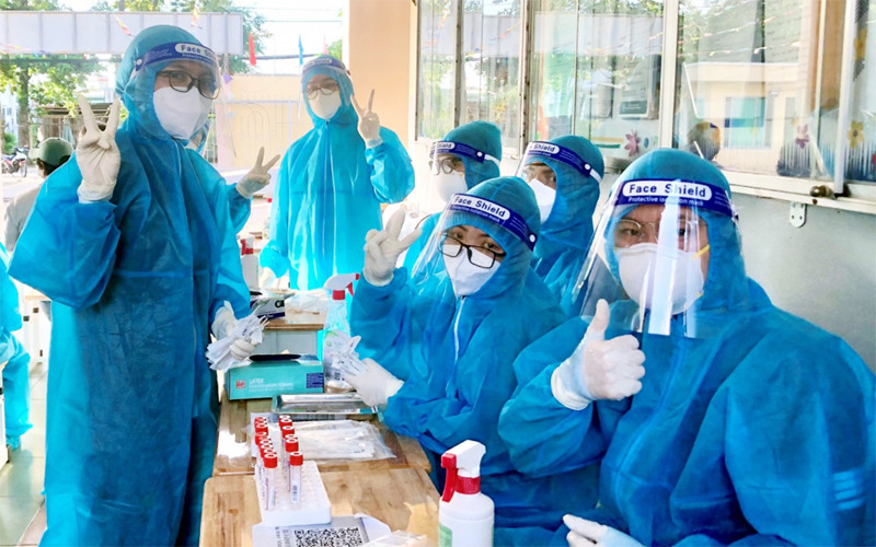 Sinh viên Học viện Y học cổ truyền Việt Nam làm nhiệm vụ tại huyện Củ Chi (TP Hồ Chí Minh). Ảnh: ĐÌNH TÙNG 