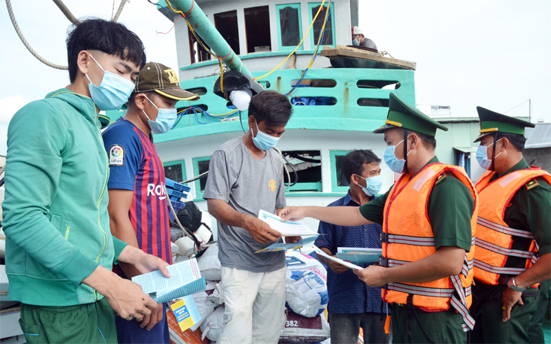 Bộ đội Biên phòng khu vực TP Phú Quốc (Kiên Giang) lên các tàu cá ngư dân tuyên truyền về phòng, chống dịch Covid-19.