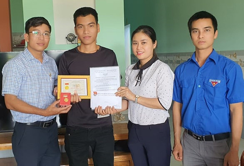 Lãnh đạo Tỉnh đoàn Quảng Nam đã trao huy hiệu Tuổi trẻ dũng cảm tặng anh Trần Văn Tròn.