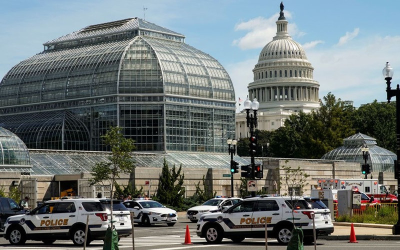 Xe của Cảnh sát Đồi Capitol  và các lực lượng khác ở bên ngoài Đồi Capitol, tại Washington, ngày 19/8. (Ảnh: Reuters)