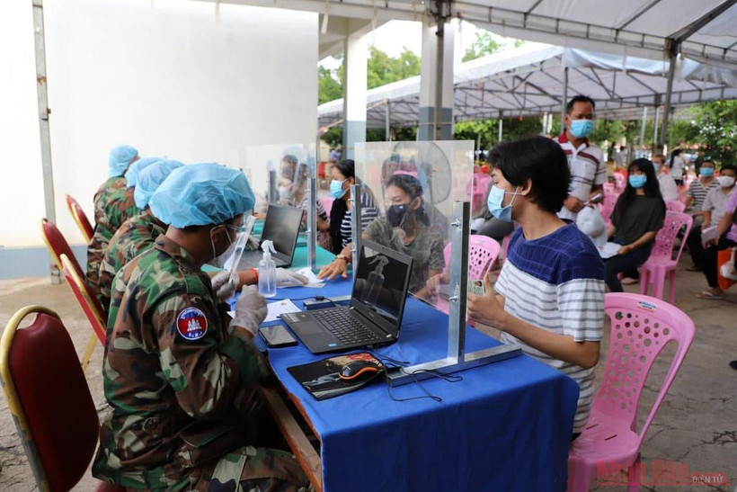 Quân đội Hoàng gia Campuchia đảm nhiệm chiến dịch tiêm vaccine ngừa Covid-19 tại những khu vực đỏ trong thủ đô Phnom Penh.