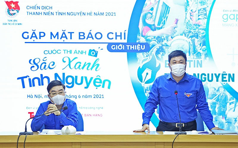 Đại diện Ban Tổ chức thông tin về thể lệ và các giải thưởng của Cuộc thi ảnh “Sắc xanh tình nguyện”.