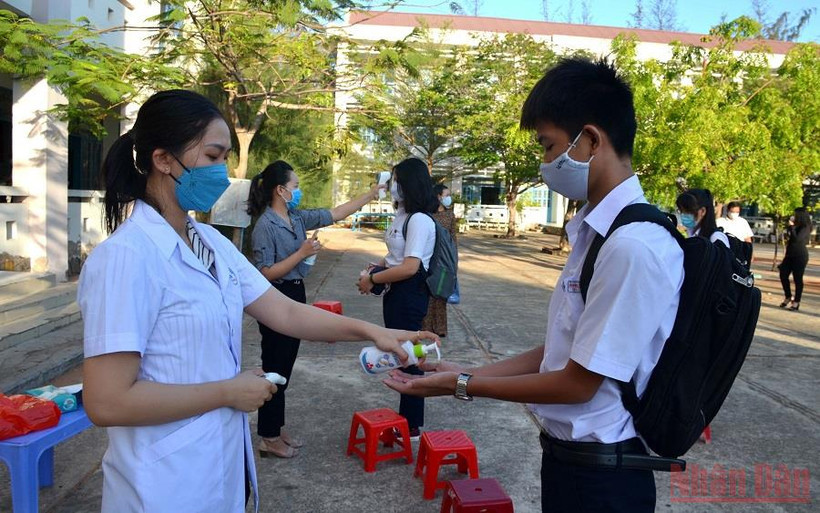 Ảnh minh họa: Thực hiện các biện pháp bảo đảm an toàn phòng, chống dịch Covid-19 khi học sinh trở lại trường. 