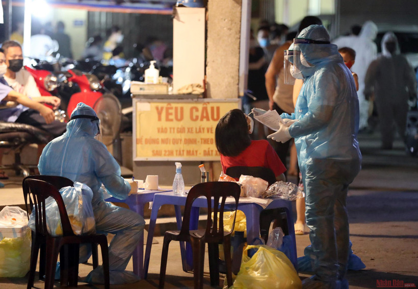 Xét nghiệm người liên quan đến Nhà thuốc 95 Láng Hạ. (Ảnh: DUY LINH)