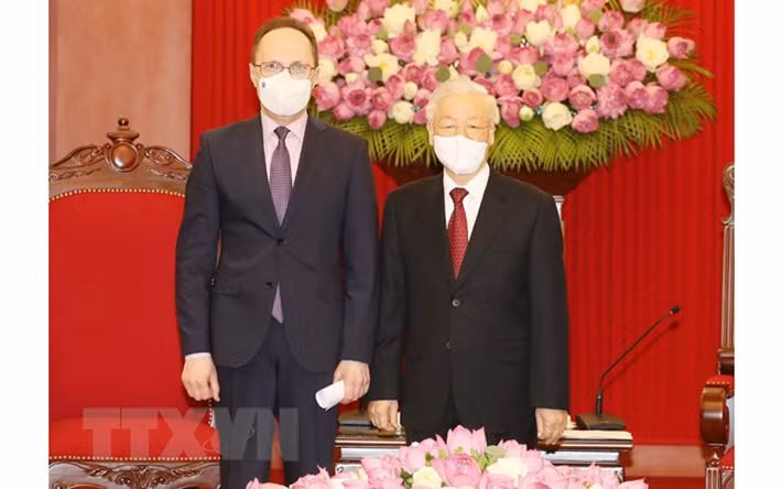 Tổng Bí thư Nguyễn Phú Trọng tiếp Đại sứ Liên bang Nga Gennady Bezdetko. (Ảnh: Trí Dũng/TTXVN)