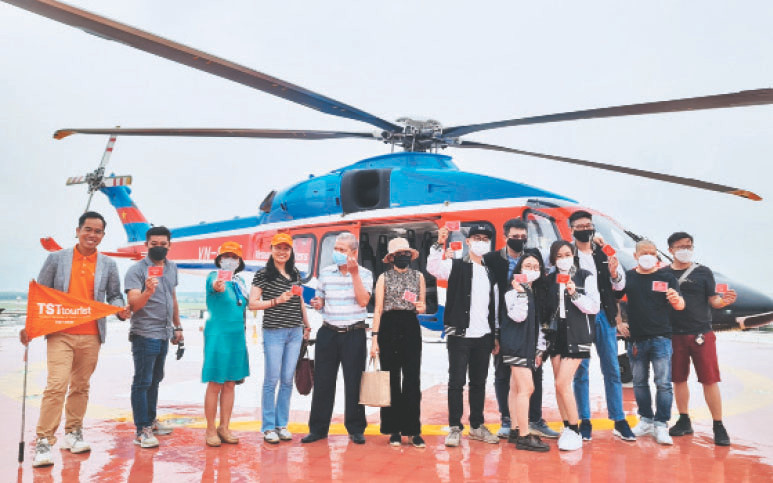 Du khách trải nghiệm du lịch ngắm thành phố Hồ Chí Minh bằng trực thăng do Công ty TST Tourist khai thác.