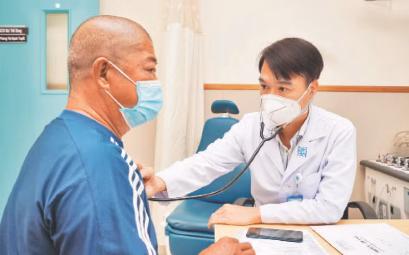 Bác sĩ Bệnh viện Đại học Y dược thành phố Hồ Chí Minh khám cho bệnh nhân.