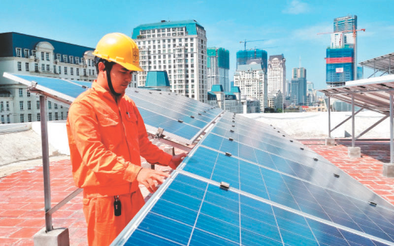 Hệ thống điện mặt trời áp mái được lắp đặt tại Công ty Điện lực Nam Từ Liêm. (Ảnh Hải Phượng)