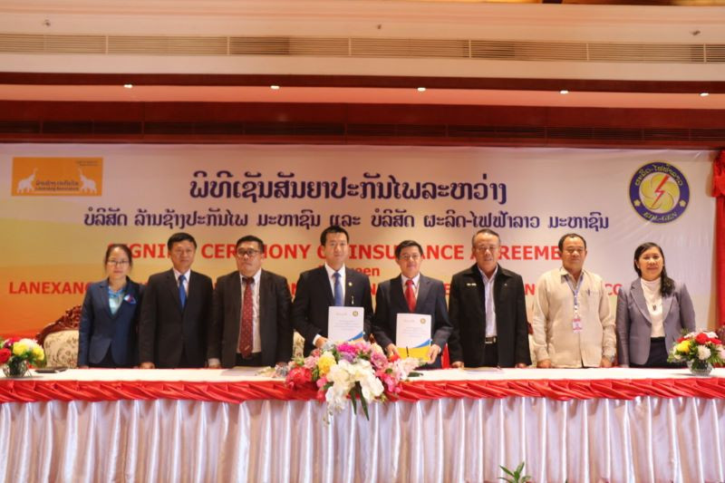 Tổng Giám đốc Lane Xang Assurance Đỗ Đăng Khang (thứ 4 từ trái sang) ký hợp đồng bảo hiểm với đại diện EDL GEN.