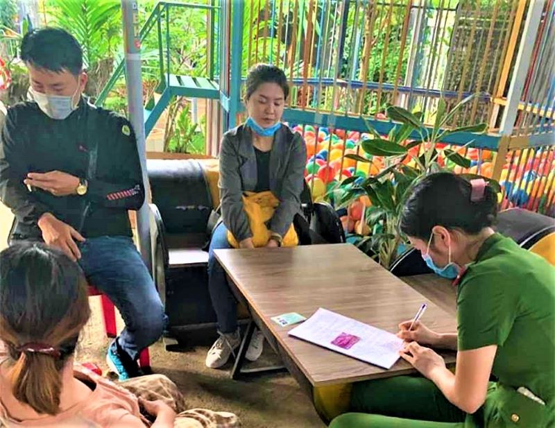 Công an TP Buôn Ma Thuột làm việc với đối tượng tiêm vắc-xin phòng bệnh bạch hầu không rõ nguồn gốc. 