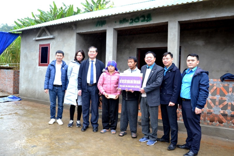 Bàn giao nhà xây kiên cố cho gia đình ông Sùng A Súa, ở xã Dền Thàng, huyện Bát Xát (Lào Cai).